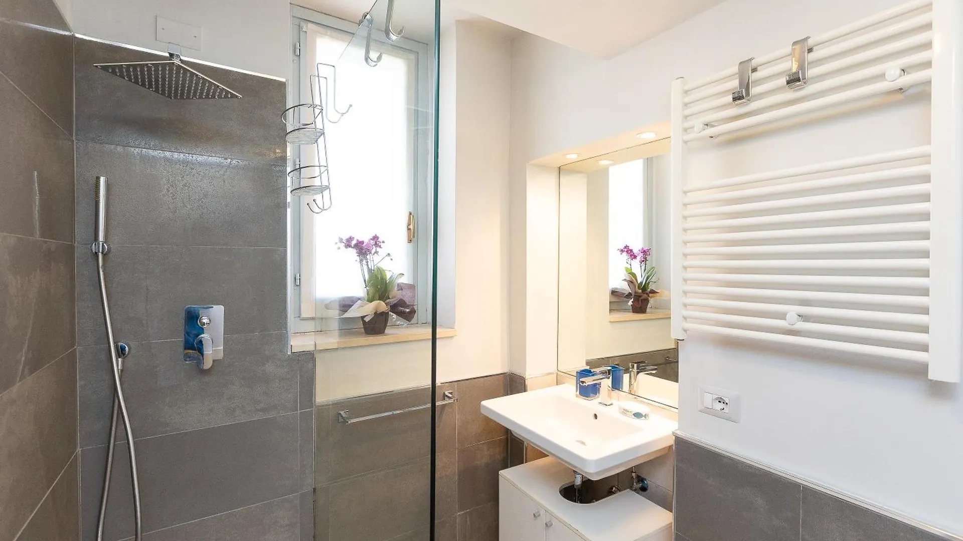 Colosseum Bright Two Bedroom Apartment Rome